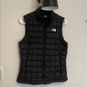 The North Face Women's Black Puffer Vest Thermoball